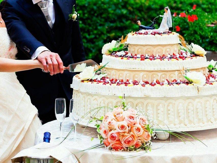 Jak wybrać nadzienie do tortu weselnego?
