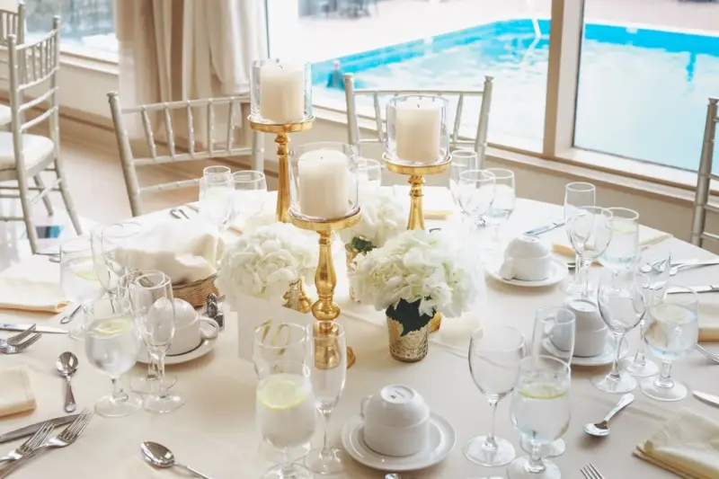 Jak wykorzystać napisy i inicjały na stół weselny oraz szarfy na krzesła w dekoracji weselnej?